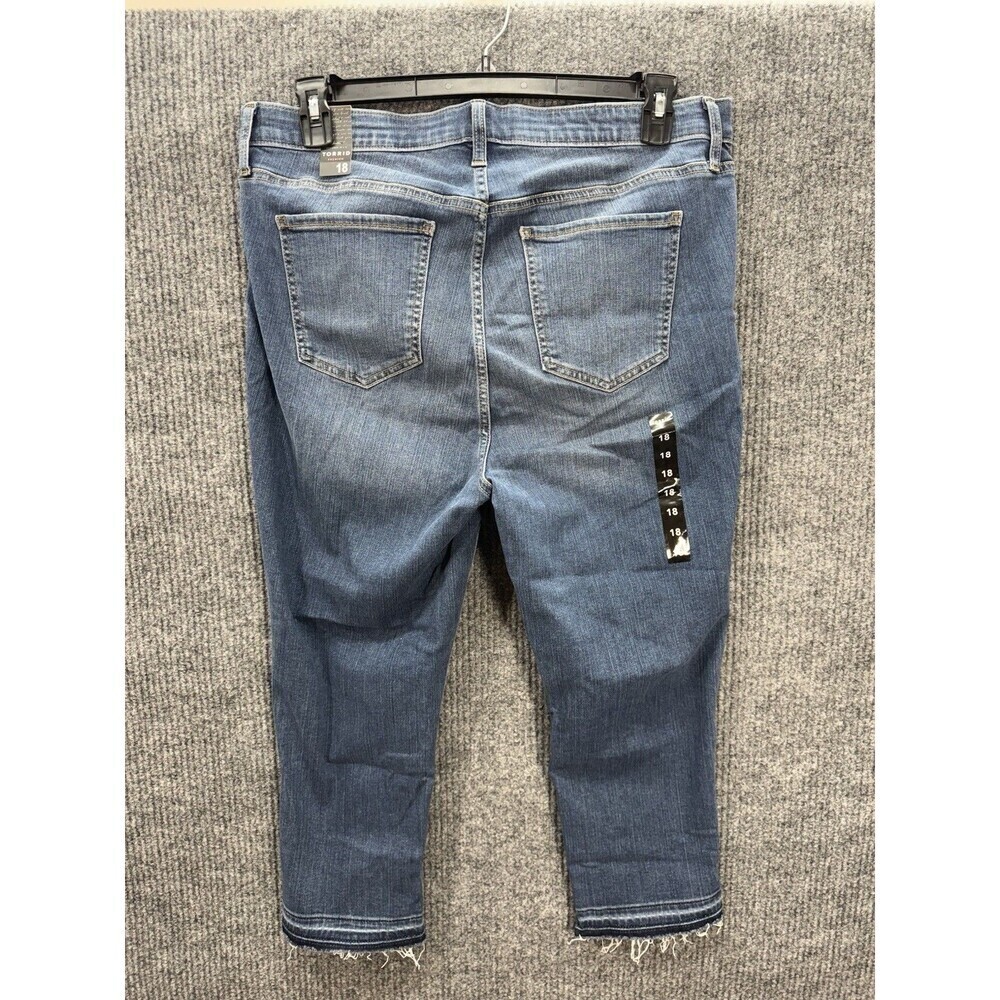 Torrid Sky High Skinny Crop Jeans Womens 18 Blue Distressed Raw Brighton Hem NEW - Picture 3 of 9